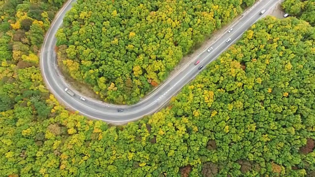 天线:多色山林中的公路视频素材