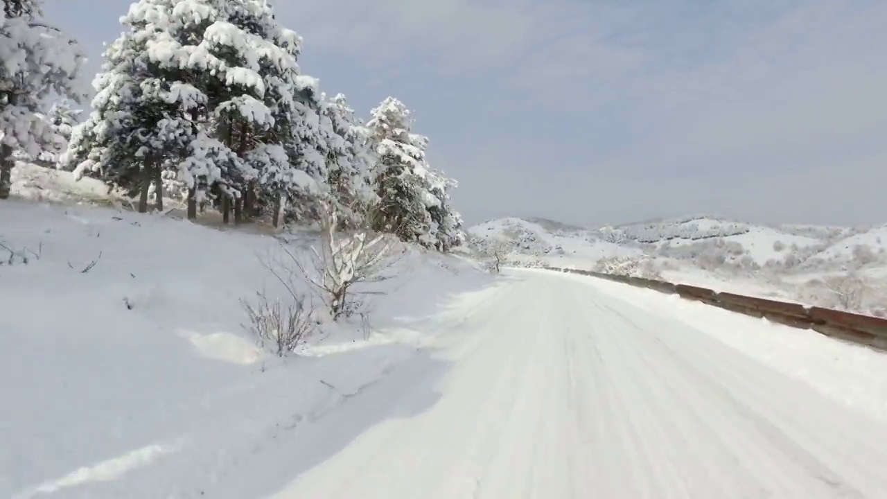 冬天下雪危险，行驶在乡村弯弯曲曲的山路上上山视频下载