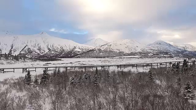 冬季阿拉斯加石油管道泵自然资源视频下载