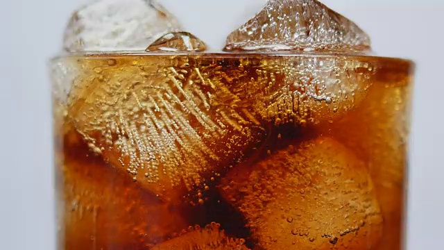 可乐在饮用玻璃特写视频素材