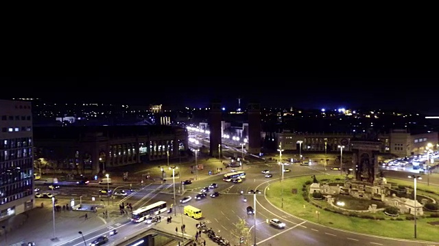 西班牙广场鸟瞰图在巴塞罗那，这是一个著名的地方，有交通灯小径，喷泉和威尼斯塔，和国家博物馆在背景。蓝色的天空视频素材