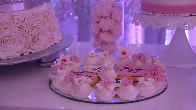 甜蜜的多层白色和粉色婚礼蛋糕装饰视频下载