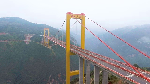 无人机飞越悬索桥连接山脉，g徽州，中国视频下载