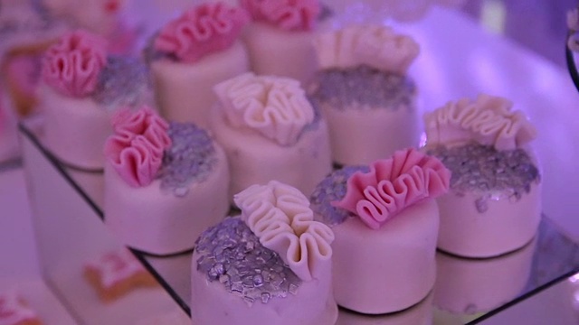 美味的饼干和蛋糕放在婚礼糖果条上视频素材