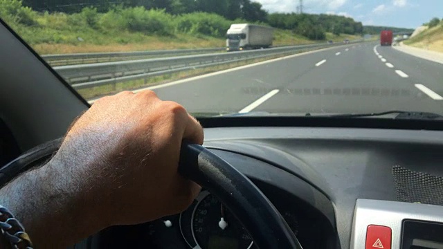 成熟的男人在高速公路上开车视频素材