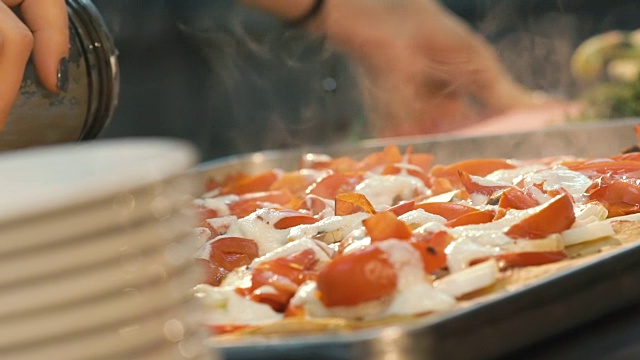 浇上热烤披萨酱汁视频素材