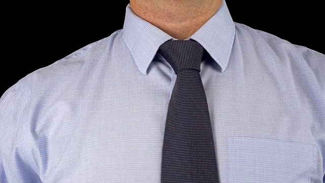 穿西装打领带的时髦白人男子。商务风格。时尚的形象。上班族。性感的男人站着打领结。绿色屏幕alpha通道透明背景。视频下载