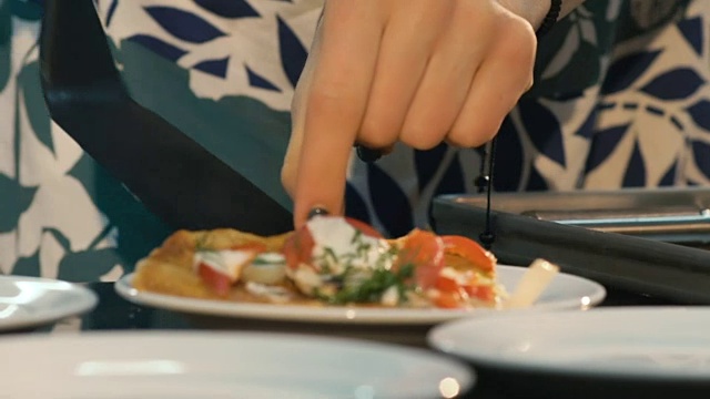 酋长的手把披萨放在盘子里视频素材