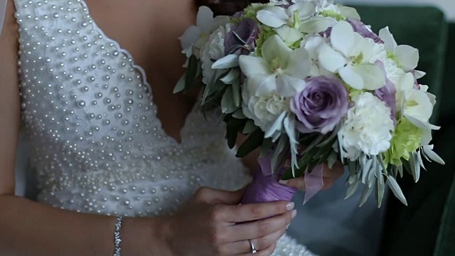 新娘手中捧着婚礼花束视频素材
