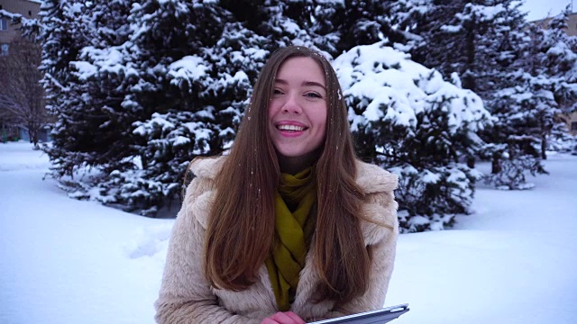 冬天下雪的时候，学生在去大学的路上视频下载
