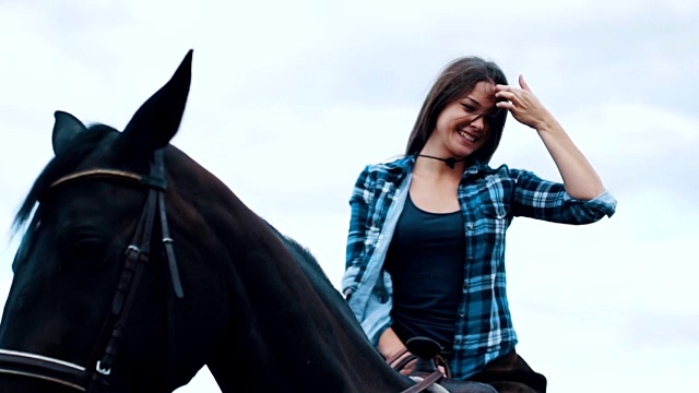 女性骑马的肖像视频素材
