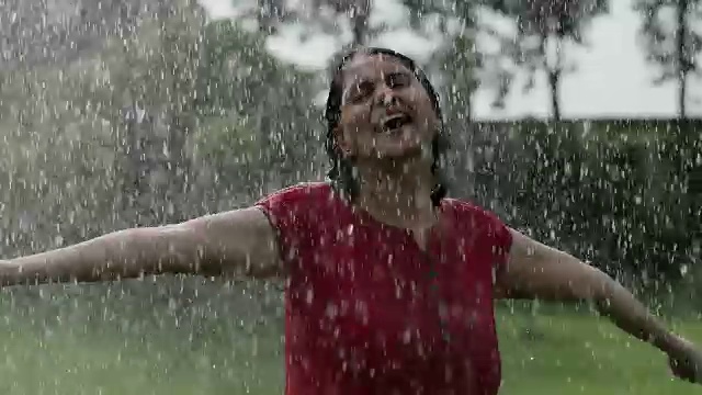 年轻女子享受在雨季，德里，印度视频下载