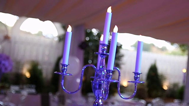 婚礼桌上用蜡烛装饰视频素材
