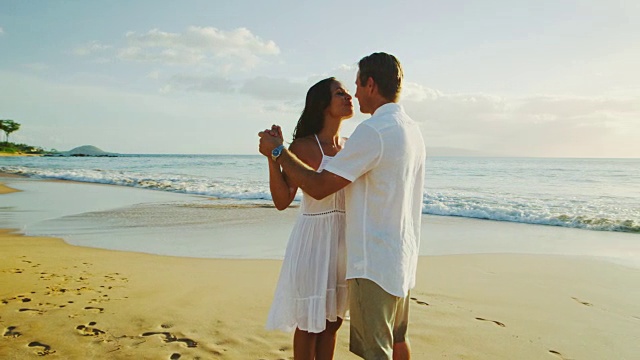 沙滩上的浪漫情侣视频素材