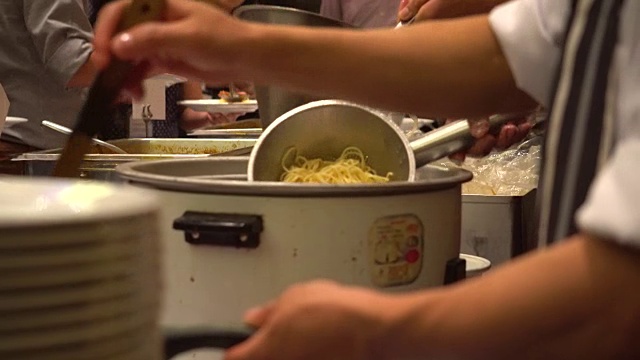制作意大利面的厨师团队视频素材