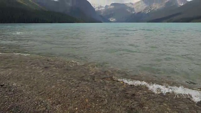一个美丽的山湖的岸边。视频素材
