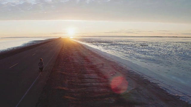 4K航拍:向着太阳奔跑视频素材