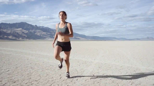 SLO MO:激烈的女人在沙漠中奔跑视频下载