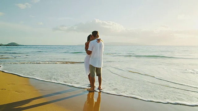 沙滩上的浪漫情侣视频素材