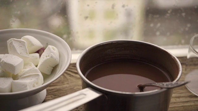 棉花糖放在杯子里，可可放在窗台上的煎锅里视频素材