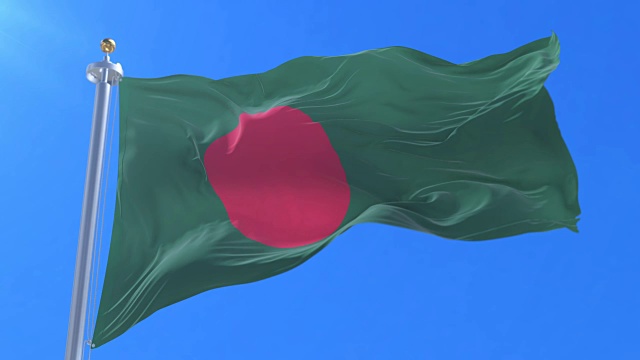 孟加拉国的国旗在风中缓缓飘扬，随着蓝天，盘旋视频下载