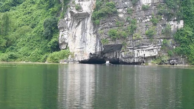 划艇进入水下洞穴视频下载