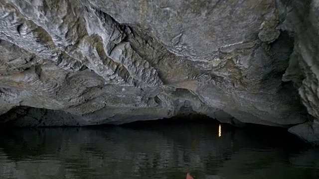 FPV:划船进入洞穴视频下载