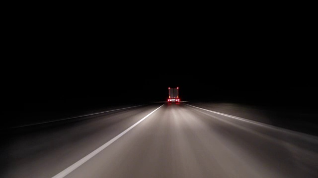 POV时间推移，快速的汽车在晚上行驶在古老的乡村道路上。迎面而来的卡车。驾驶pov老路时间推移/hyperlapse晚上。Pov夜间行车超溃在高速公路上通过一系列隧道。相机放置在车辆外，水平水平视频下载