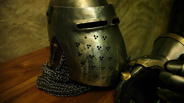 骑士的头盔和手套视频下载