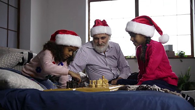 两个混血姐妹在圣诞前夜下象棋视频素材