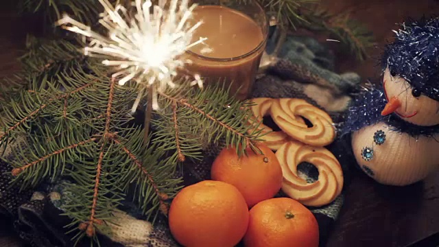 橘子和肉桂棒，在复古木制背景视频素材