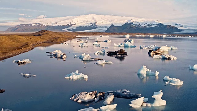冰岛日出时Jokulsarlon泻湖的无人机视图视频素材