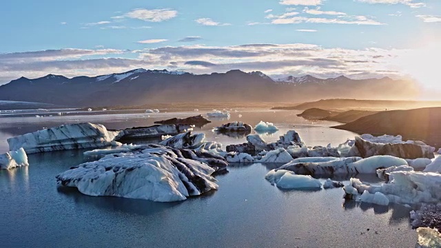 冰岛日出时Jokulsarlon泻湖的无人机视图视频素材