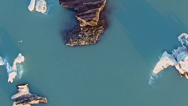 冰岛Jokulsarlon冰山的无人机视图视频素材