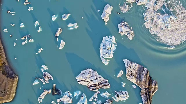 冰岛Jokulsarlon冰山的无人机视图视频素材