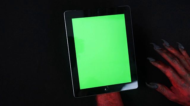 魔鬼之手使用绿色屏幕的平板电脑。50帧/秒视频下载