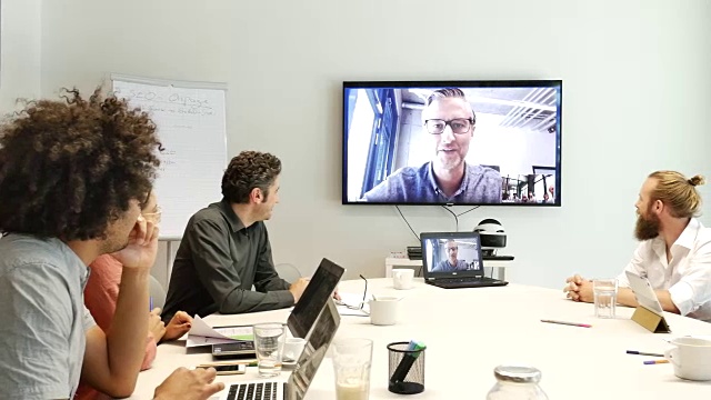 商务人士在会议中进行视频会议视频下载