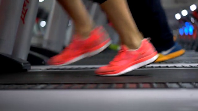 近距离观察在健身房跑步机上不认识的人视频素材