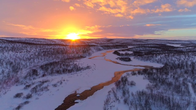 天线:蜿蜒的河流流经美丽的丘陵冬季景观拉普兰视频下载