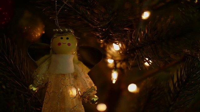 角花环在圣诞树上与散焦灯视频素材
