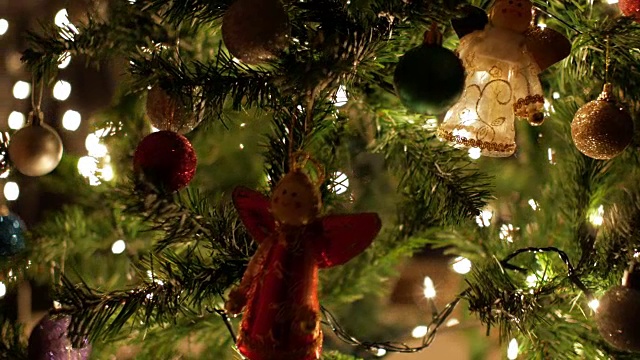 圣诞树上装饰着圣诞球、仙女花环和彩灯视频素材