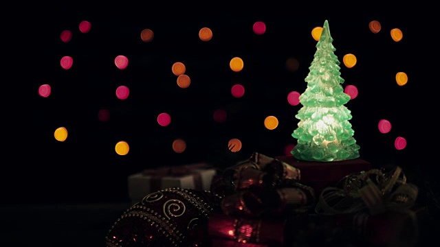 圣诞礼盒，球和闪烁灯圣诞树装饰上彩色的散景灯背景视频素材