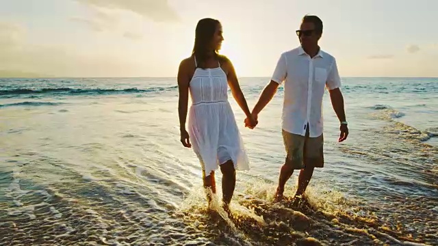 日落时分海滩上的幸福夫妇视频素材
