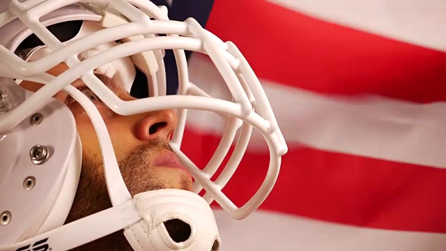 美国足球运动员与美国国旗视频素材