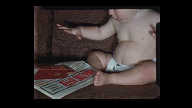50年代的小男孩玩旧报纸视频素材