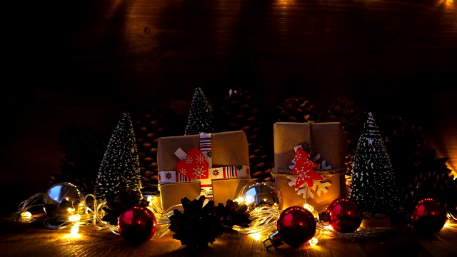 圣诞节和新年的背景礼物。用牛皮纸包裹的礼物有节日的象征-心和冷杉树。雪从上面飘落下来视频素材