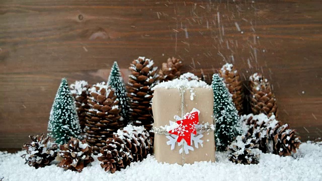 圣诞和新年以雪为背景，以松果为礼物，以红杉树为礼物视频素材