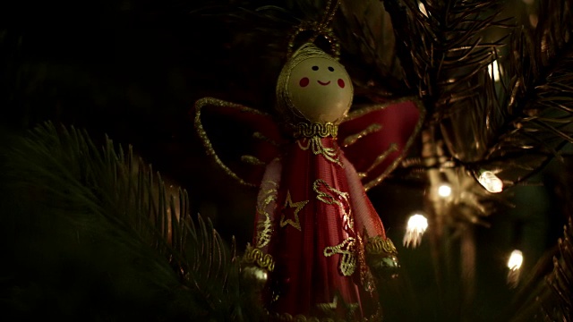 圣诞树上挂着圣诞节的装饰品视频素材