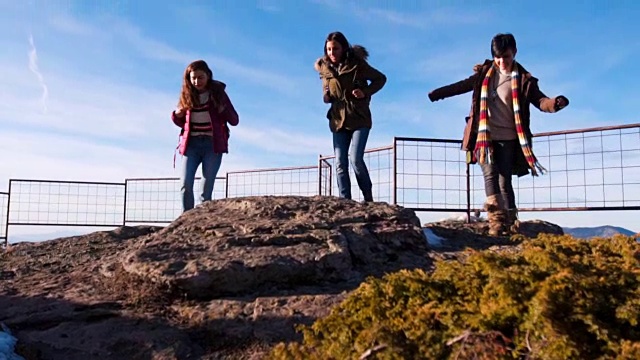 女游客在山的边缘欣赏风景视频素材