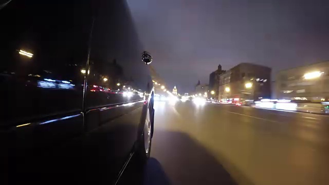 快速城市驾驶夜间道路POV通过城市在夜间时间推移左侧的汽车。低角度的观点。相机拍摄回来视频素材